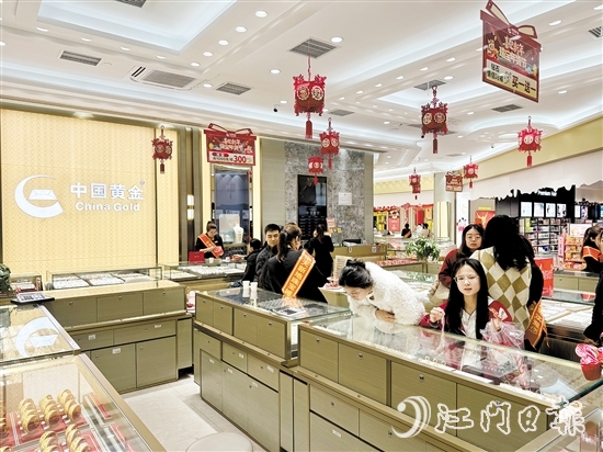 小克重黃金首飾、黃金貼片等“輕量化”產(chǎn)品受年輕消費者青睞。