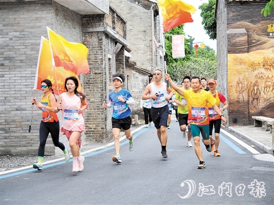 參賽選手在鮮卑古村縱情奔跑。