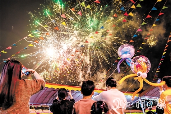 進(jìn)入夜晚，花炮會現(xiàn)場仍然非常熱鬧，絢麗煙花讓村民、游客大飽眼福。歐蕊榮
