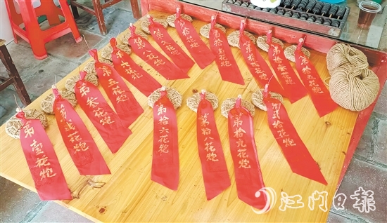 “搶炮”環(huán)節(jié)用的花炮頭由麻繩編織而成，如今“搶炮”被抽簽取代，既保留了傳統(tǒng)，又確保了安全。鶴城鎮(zhèn)供圖