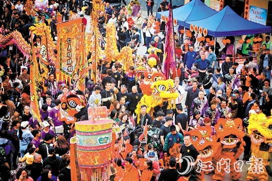 正月十六上午，小官田樟樹下村熱鬧非凡，村民們敲鑼打鼓，進(jìn)行“接炮”“還炮”等環(huán)節(jié)。