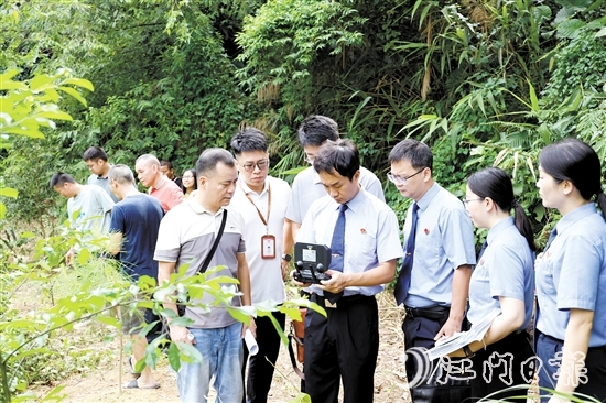 檢察干警借助無(wú)人機(jī)開展調(diào)查取證工作。