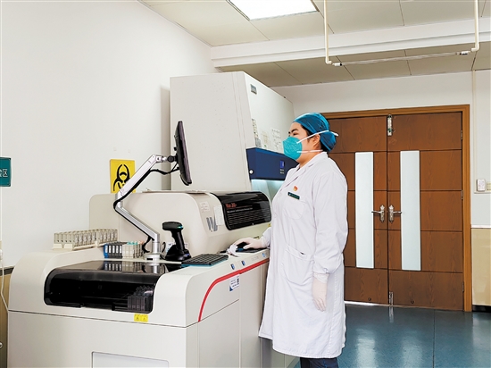 趙冬婷進(jìn)行檢測工作。