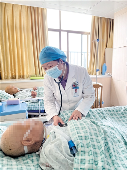 李華燕檢查患者情況。