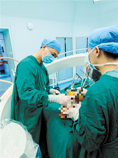 醫(yī)生為陳阿婆實(shí)施手術(shù)。