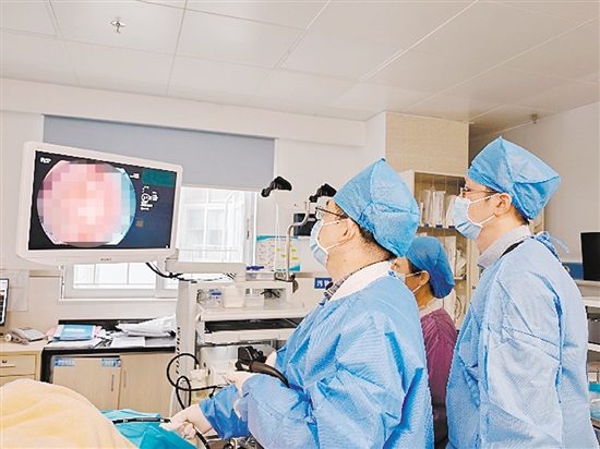 消化內(nèi)科團隊為患者施行手術(shù)。