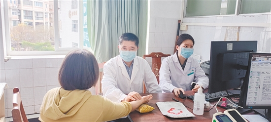 醫(yī)生對患者問診。