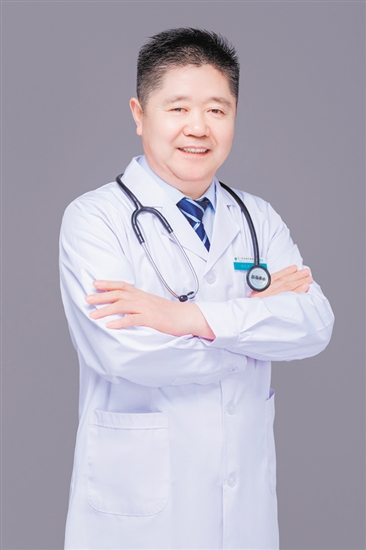 楊愛成：江門市五邑中醫(yī)院腎病科主任，主任醫(yī)師，醫(yī)學(xué)博士，暨南大學(xué)碩士生導(dǎo)師，嶺南名醫(yī)，江門市名醫(yī)。