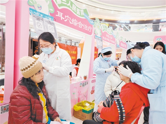 本次活動(dòng)設(shè)置了多個(gè)健康服務(wù)攤位。