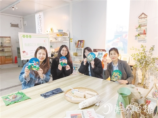 農(nóng)業(yè)銀行江門(mén)分行女職工制作陶藝手工品。