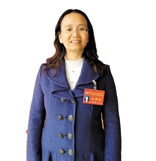 開(kāi)平市政協(xié)委員、沙岡初級(jí)中學(xué)副校長(zhǎng)關(guān)艷梨