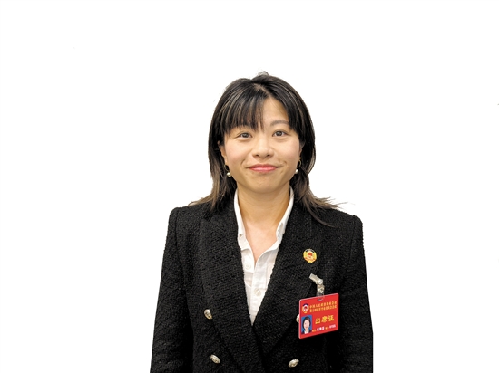 開(kāi)平市政協(xié)委員、澳門(mén)開(kāi)平青年會(huì)副會(huì)長(zhǎng)伍雅芬