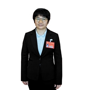 開(kāi)平市人大代表，馬岡鎮(zhèn)聯(lián)岡村黨總支書(shū)記、村委會(huì)主任梁泳怡