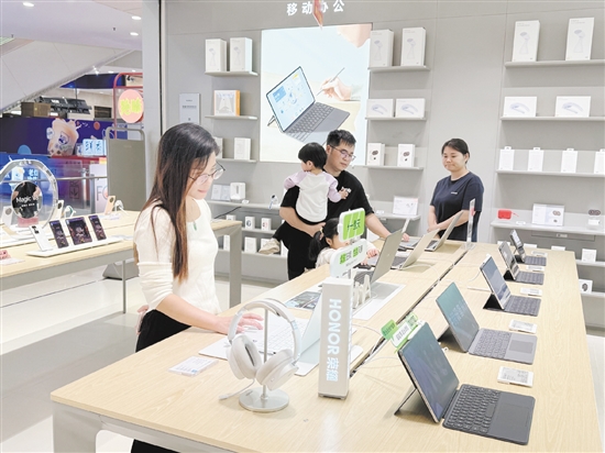 不少市民到門店看新款手機(jī)。