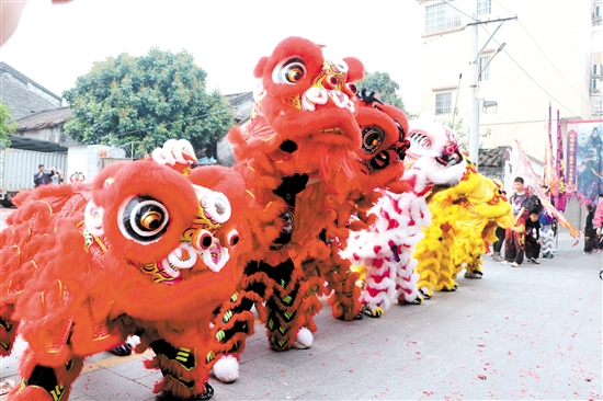 巡游途中，醒獅隊(duì)帶來活靈活現(xiàn)的舞獅表演。