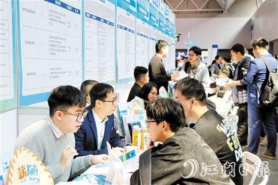 企業(yè)代表與求職者面對(duì)面交流。