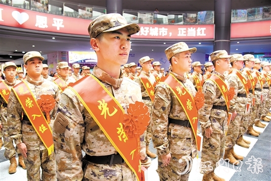 新兵奔赴軍營開啟新征程。