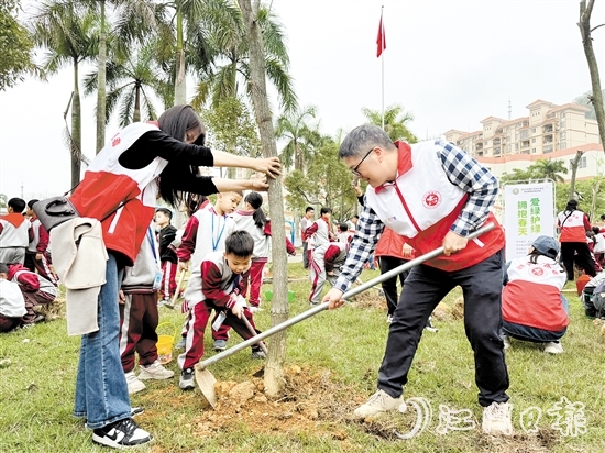 鰲峰小學(xué)開展親子共植活動，家長與孩子一起合力參與勞動實踐。