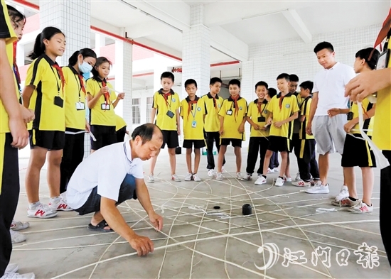 鄺活發(fā)參與“非遺進(jìn)校園”活動(dòng)，為年輕一代講解泮村燈會(huì)相關(guān)知識(shí)。