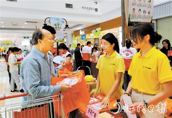 工作人員耐心解答市民疑問，大力宣傳普及消費者權(quán)益保護(hù)等有關(guān)知識。