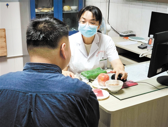 體重管理門診內(nèi)分泌科、營(yíng)養(yǎng)科區(qū)長(zhǎng)羅群芳向記者介紹食物所含熱量。