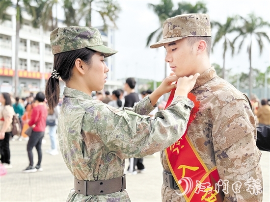 在歡送儀式現場，老兵姐姐為新兵弟弟整理軍裝。