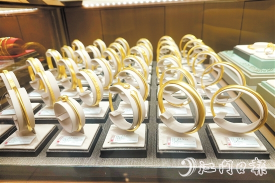 江門(mén)多家品牌金店金飾價(jià)格上漲。
