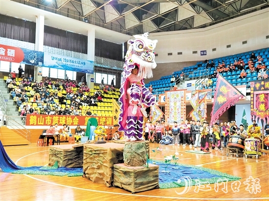 比賽中，各隊(duì)伍發(fā)揮創(chuàng)意，擺設(shè)青陣。