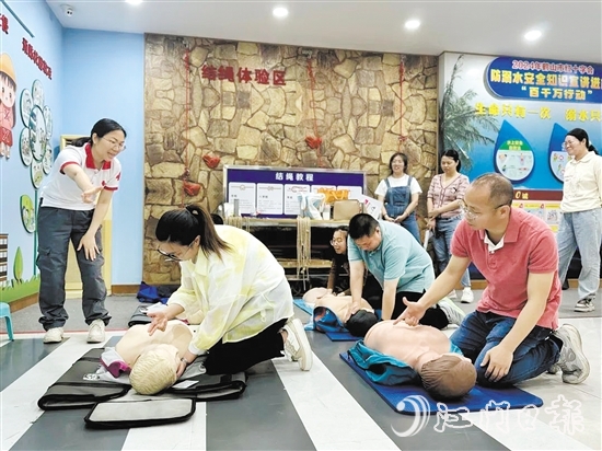 培訓(xùn)中，學(xué)員們積極參與，全身心投入模擬演練。