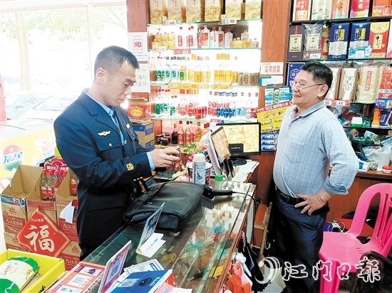 針對轄區(qū)商超、煙酒店，恩平市煙草專賣局積極開展“法治體檢”，重點檢查價簽規(guī)范、禁售標(biāo)識等常見問題。