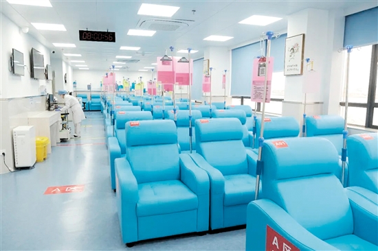 升級(jí)改造后的江門市中心醫(yī)院日間化療中心煥然一新。