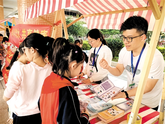 江門市疾控中心工作人員走進(jìn)校園，科普體重管理知識。