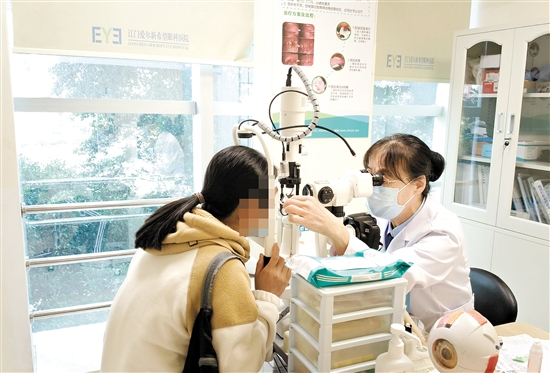 醫(yī)生為患者檢查眼睛。