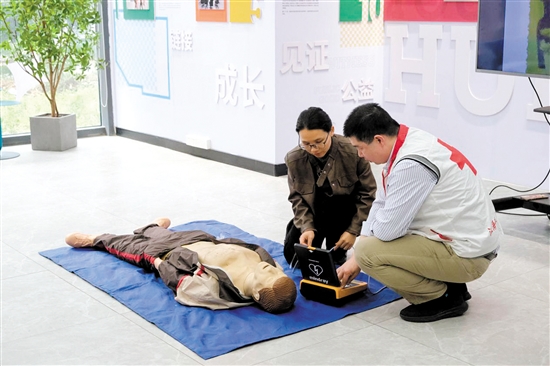 學員在講師的指導下學習心肺復蘇和AED操作。