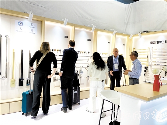 展覽會上，水口衛(wèi)浴企業(yè)以區(qū)域品牌集體亮相，贏得全球客商的廣泛關(guān)注。