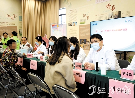 專家團(tuán)隊(duì)耐心解答居民的健康疑問。