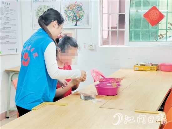 在項(xiàng)目組的用心指導(dǎo)下，小燕的就業(yè)技能越來(lái)越嫻熟了。