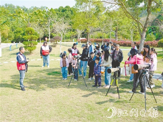 孩子們?cè)趯W(xué)習(xí)觀鳥(niǎo)技巧。