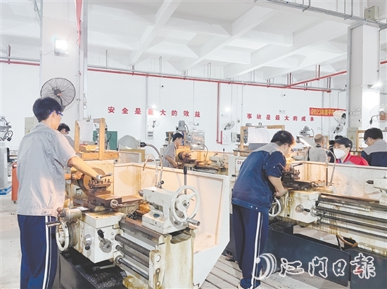 恩平市職業(yè)教育園設(shè)置“校中廠”“廠中校”混合教學(xué)區(qū)，引入“雙元制”課程體系，爭創(chuàng)開放型區(qū)域產(chǎn)教融合實(shí)踐中心。