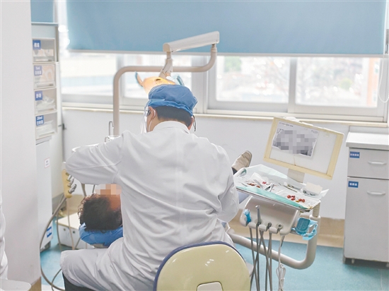 牙齒出現(xiàn)異常疼痛要及時(shí)到醫(yī)院檢查。