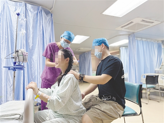 準(zhǔn)爸爸可以在準(zhǔn)媽媽陣痛時(shí)給予鼓勵(lì)。