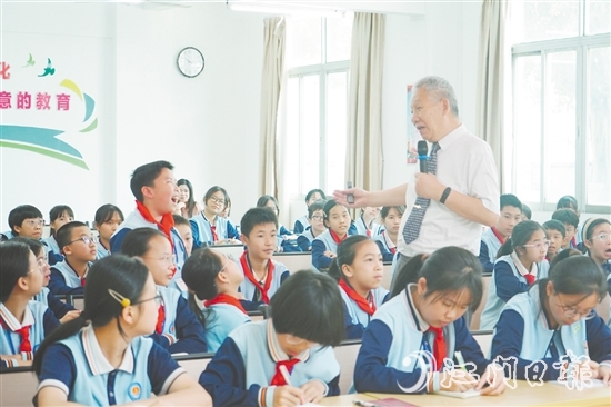 白武明在課堂上與學生互動。