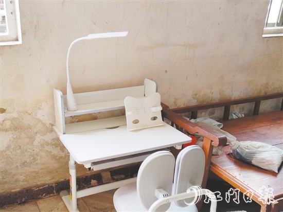 “一米書桌”公益項目為每戶困難家庭配備價值600元的標準學(xué)習(xí)裝備，切實改善困難家庭學(xué)子的學(xué)習(xí)環(huán)境。