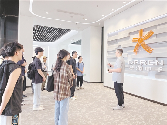 應屆畢業(yè)生走進鶴山市重點企業(yè)，了解企業(yè)人才需求。