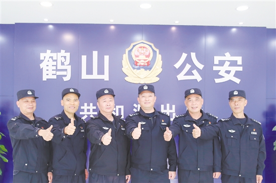 徐敬陽(yáng)、冼富強(qiáng)、蘇慶平、王國(guó)華、麥定權(quán)、姚金南（從左至右）在一線(xiàn)發(fā)光發(fā)熱。