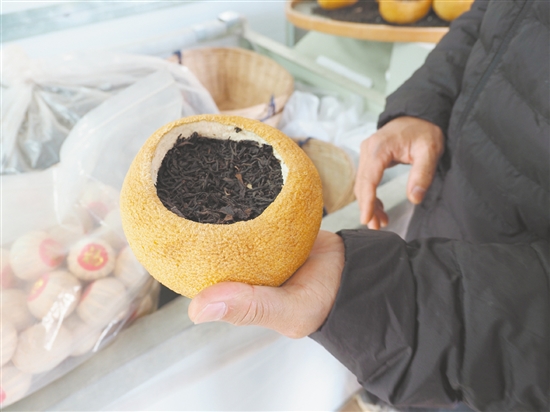 吳藝華制作的“柚子茶”受到年輕消費群體的喜愛。