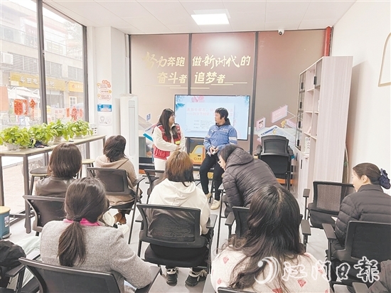 在“蓬友+”海逸城邦站，篁莊社區(qū)邀請(qǐng)環(huán)衛(wèi)工人等不同職業(yè)群體代表分享家風(fēng)故事。