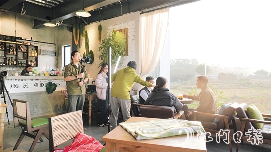 伍浩嶸（左一）與團隊成員在拍攝短片中。