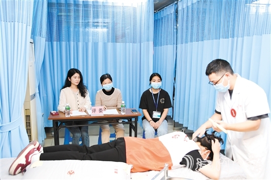 比賽中，選手們進行了針刺、推拿、拔罐、刮痧、艾灸5項中醫(yī)藥適宜技術的較量。