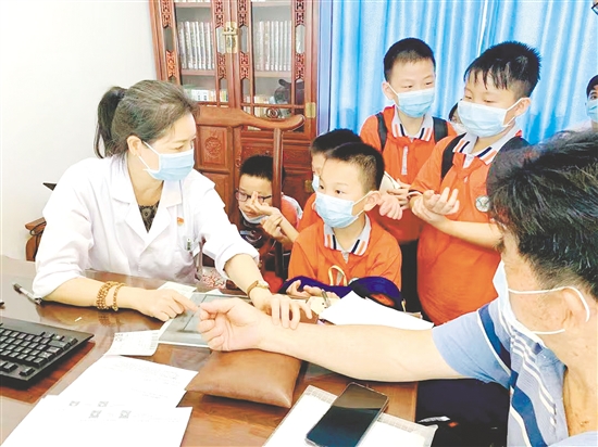 “五邑小郎中”學習中醫(yī)把脈。